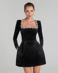 Matilda | Samt-Kleid mit quadratischem Ausschnitt für Hochzeitsgäste
