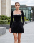 Matilda | Samt-Kleid mit quadratischem Ausschnitt für Hochzeitsgäste